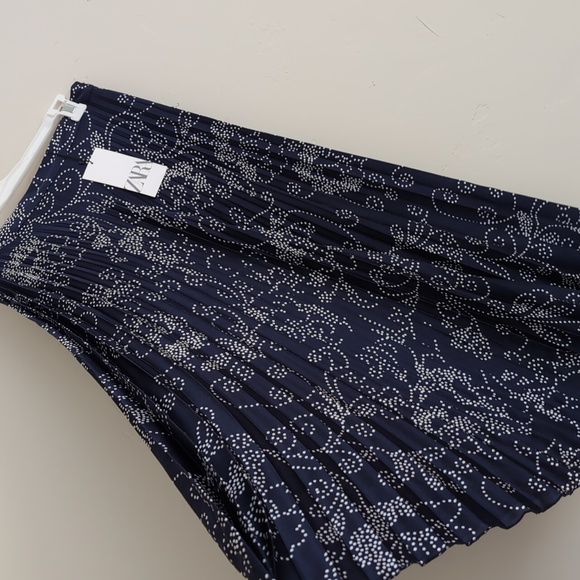 Zara satin effect pleated printed midi skirt navy White floral M NWT 2347/104 - Picture 8 of 11